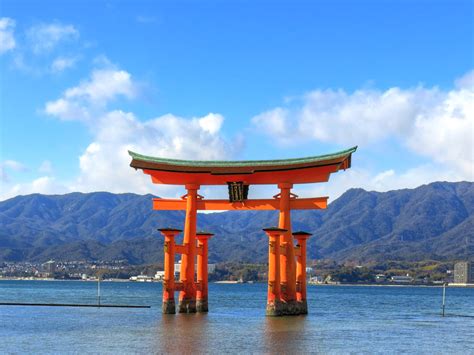 広島駅から厳島神社：歴史と自然の交差点